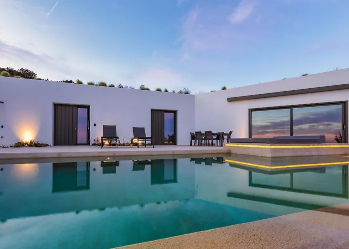 Villa Skylines Estate *